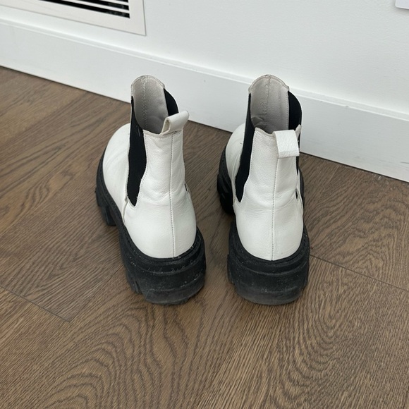 White Boots - Picture 4 of 6